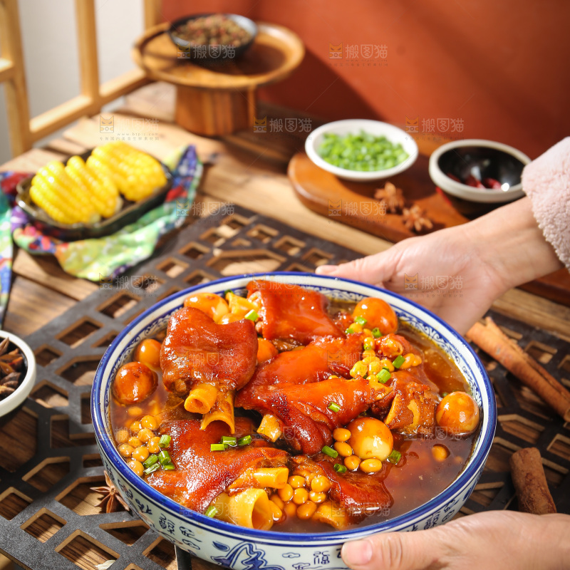 深底上的黄豆玉米猪蹄