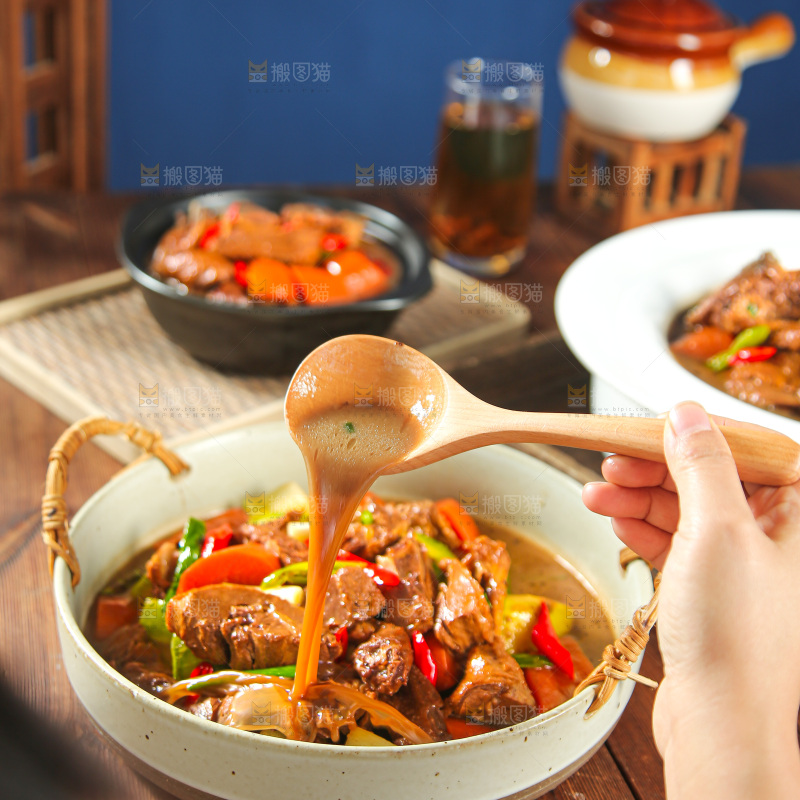 深底上的铁锅炖大鹅