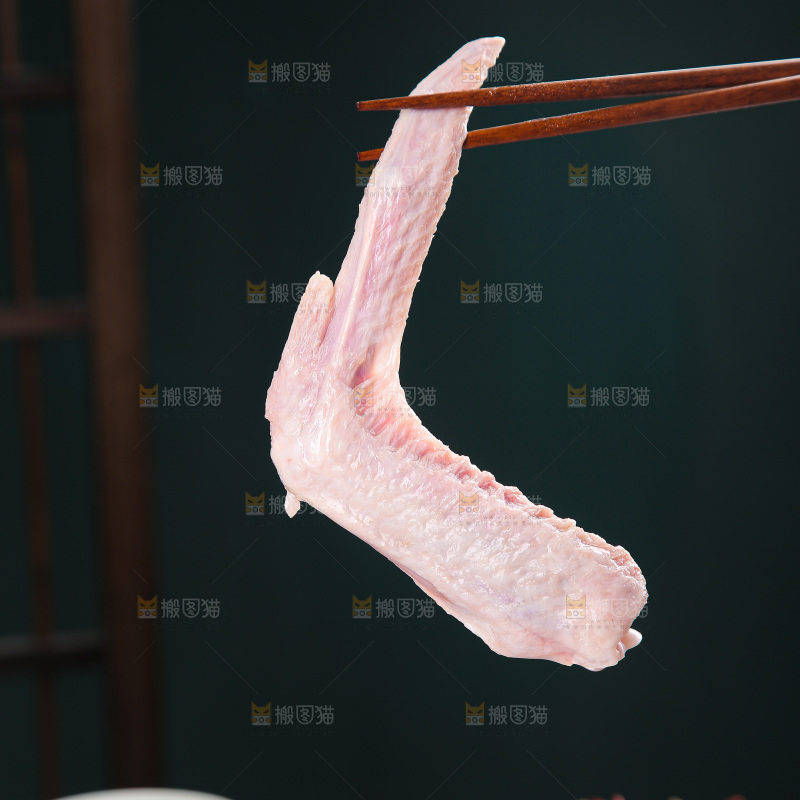 盘里装着生鸭翅