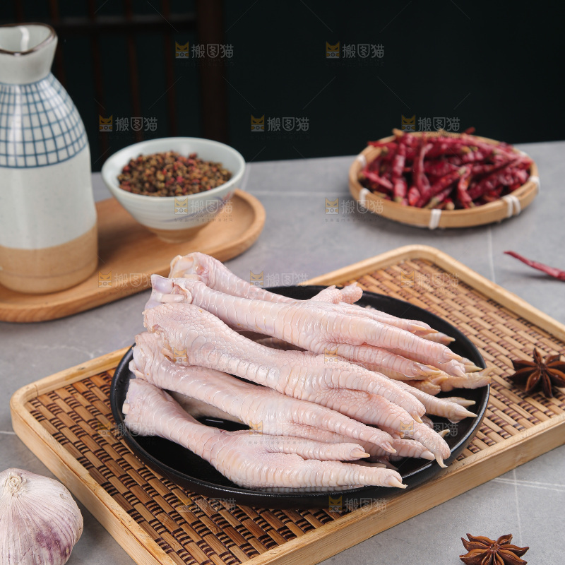 浅底上的生鸡爪