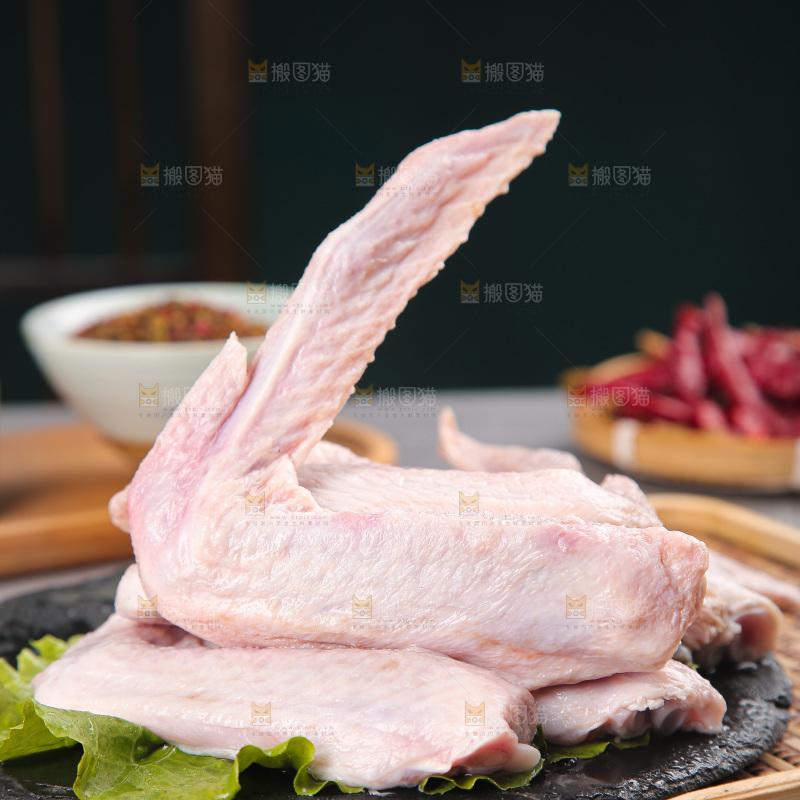 盘里装着生鸭翅
