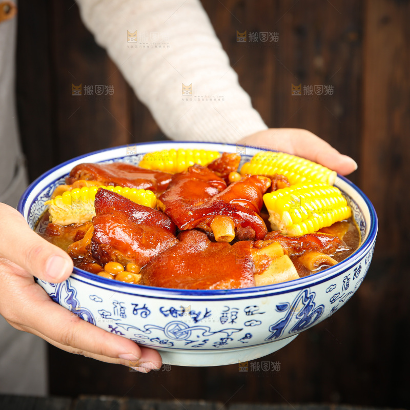 深底上的黄豆玉米猪蹄