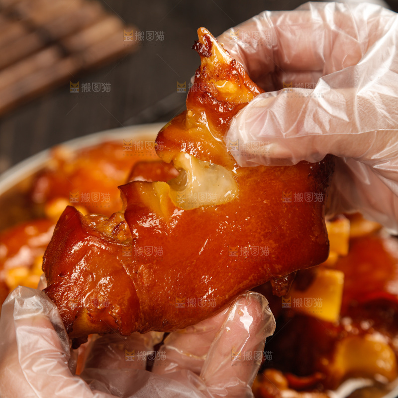 深底上的黄豆炖猪蹄