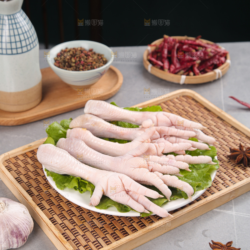 浅底上的生鸡爪