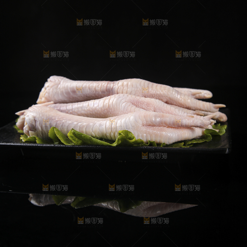 黑底上的生鸡爪
