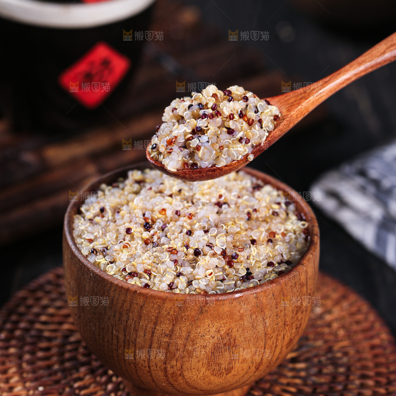 深底上的三色藜麦