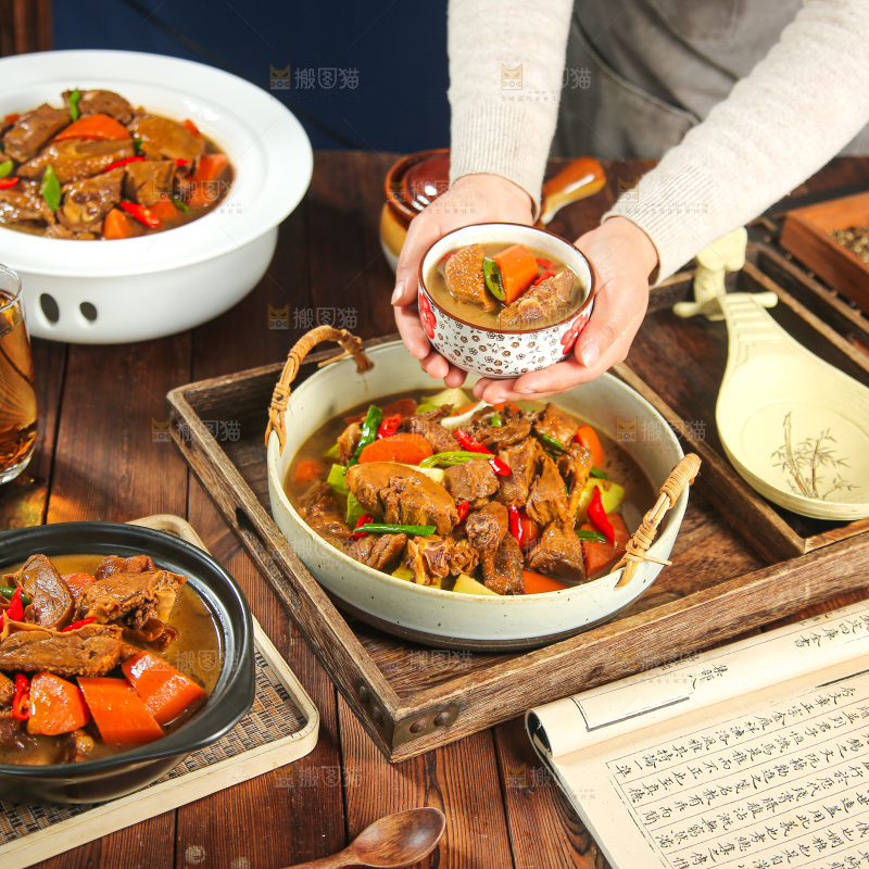 深底上的铁锅炖大鹅