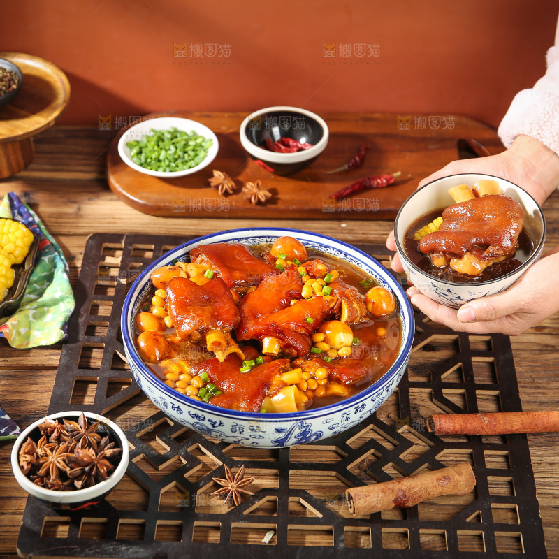 深底上的黄豆玉米猪蹄