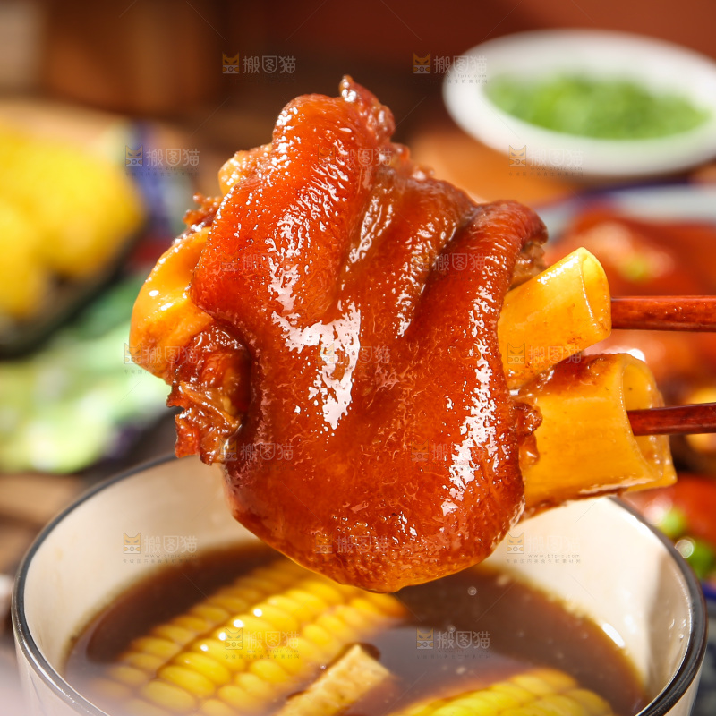 深底上的黄豆玉米猪蹄