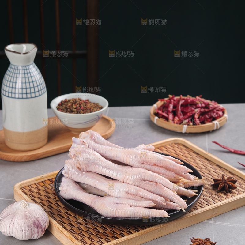 浅底上的生鸡爪