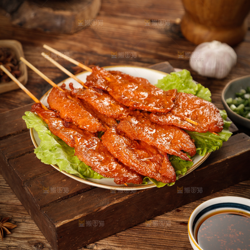 深底上的烤好的里脊肉