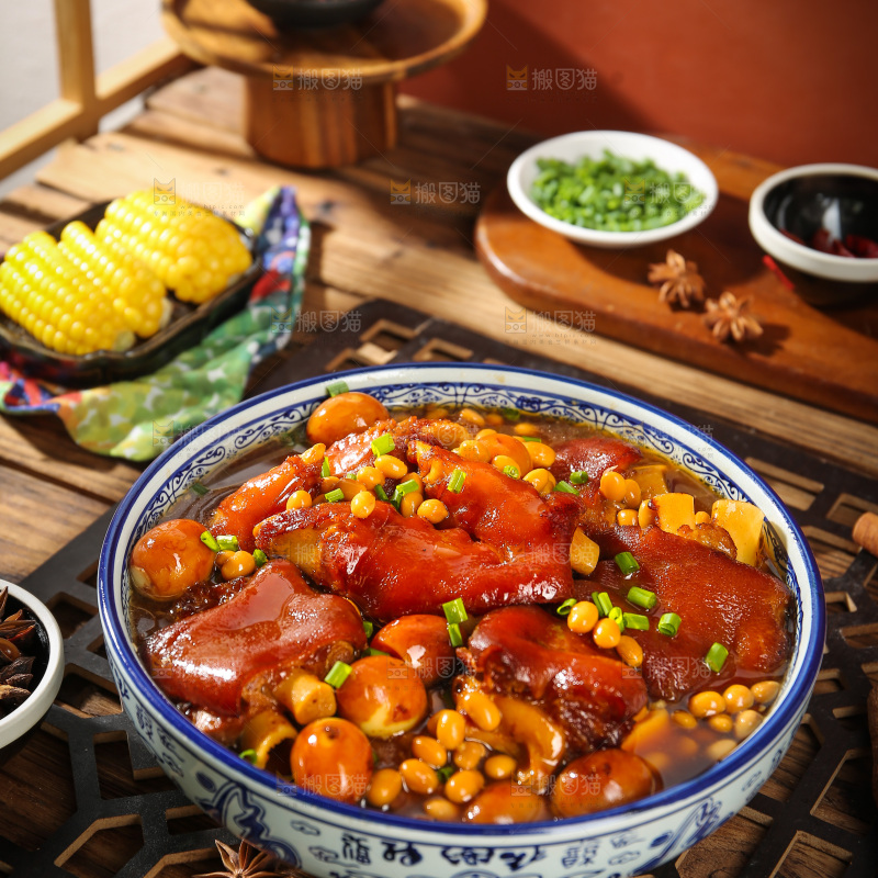 深底上的黄豆玉米猪蹄