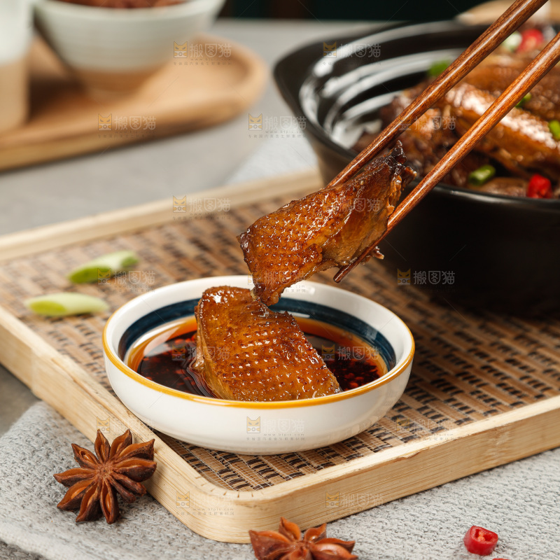 深底上的炖鹅肉