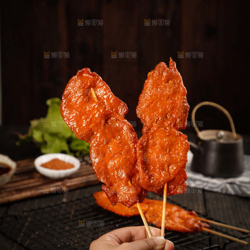 深底上的烤好的里脊肉