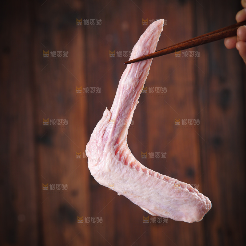 盘里装着生鸭翅