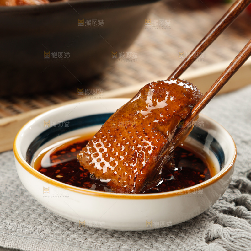 深底上的炖鹅肉