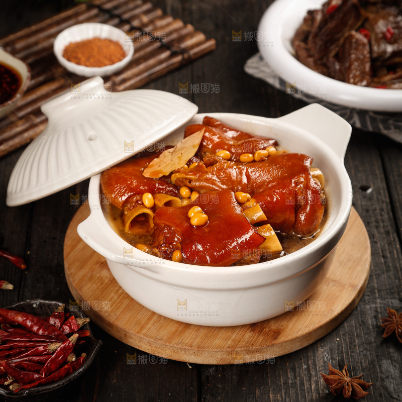 深底上的黄豆炖猪蹄