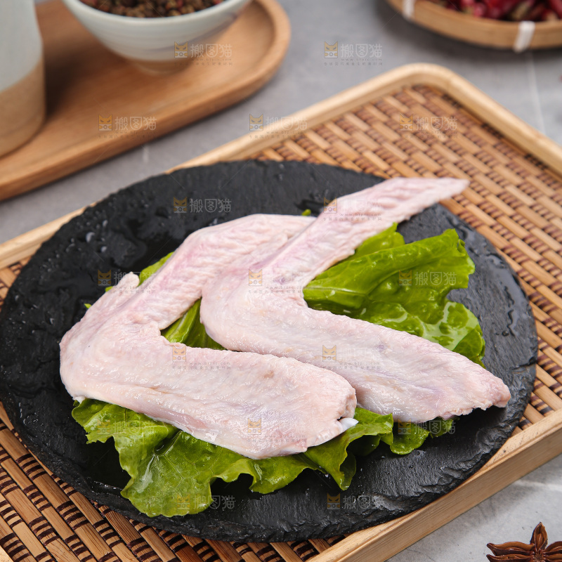 盘里装着生鸭翅