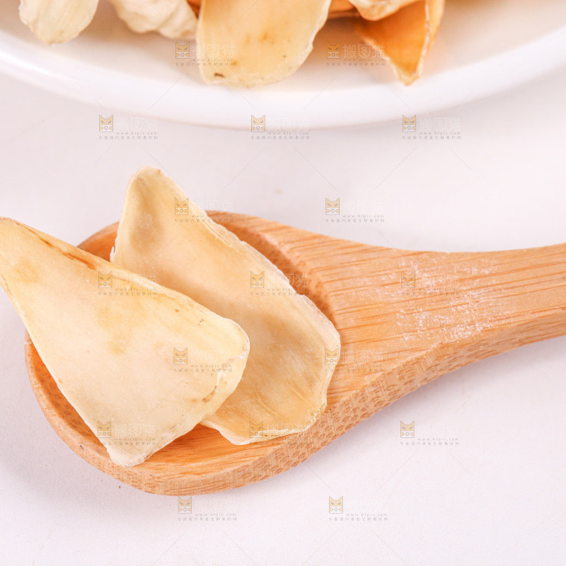 白底上的百合干