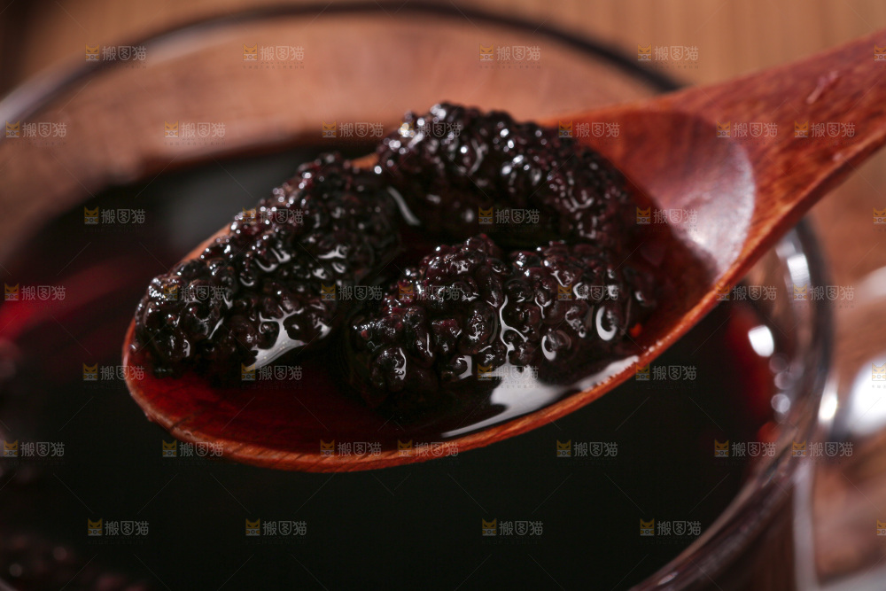 深底上的桑葚干
