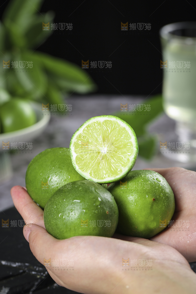 深底上的香水柠檬