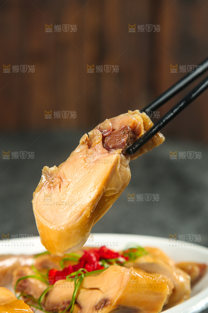 深底上的风干鸡菜品