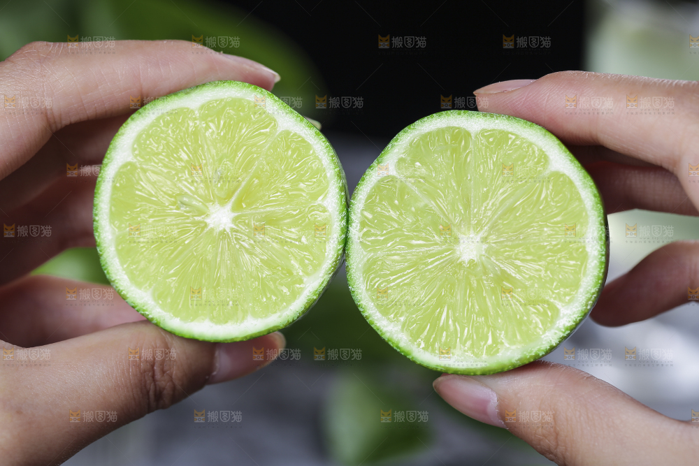 深底上的香水柠檬