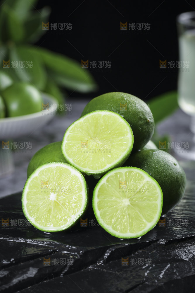 深底上的香水柠檬
