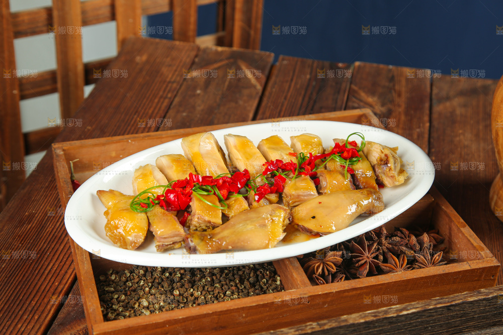 深底上的风干鸡菜品