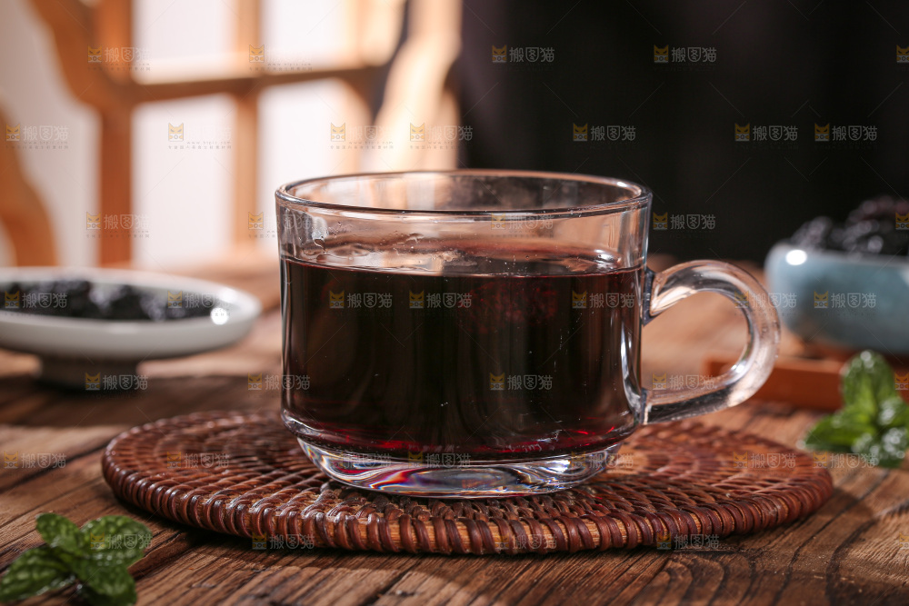 深底上的桑葚干