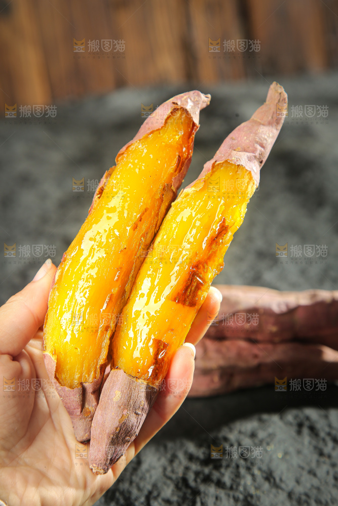 深底上的烤熟红瑶蜜薯