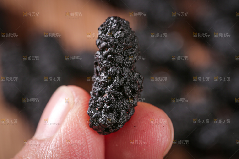 深底上的桑葚干