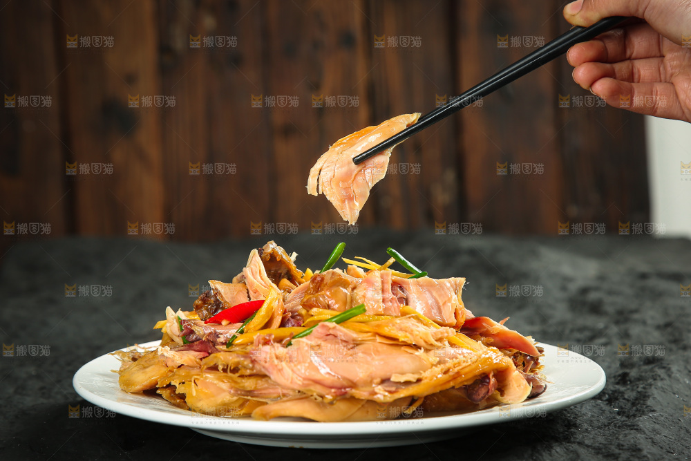 深底上的风干鸡菜品
