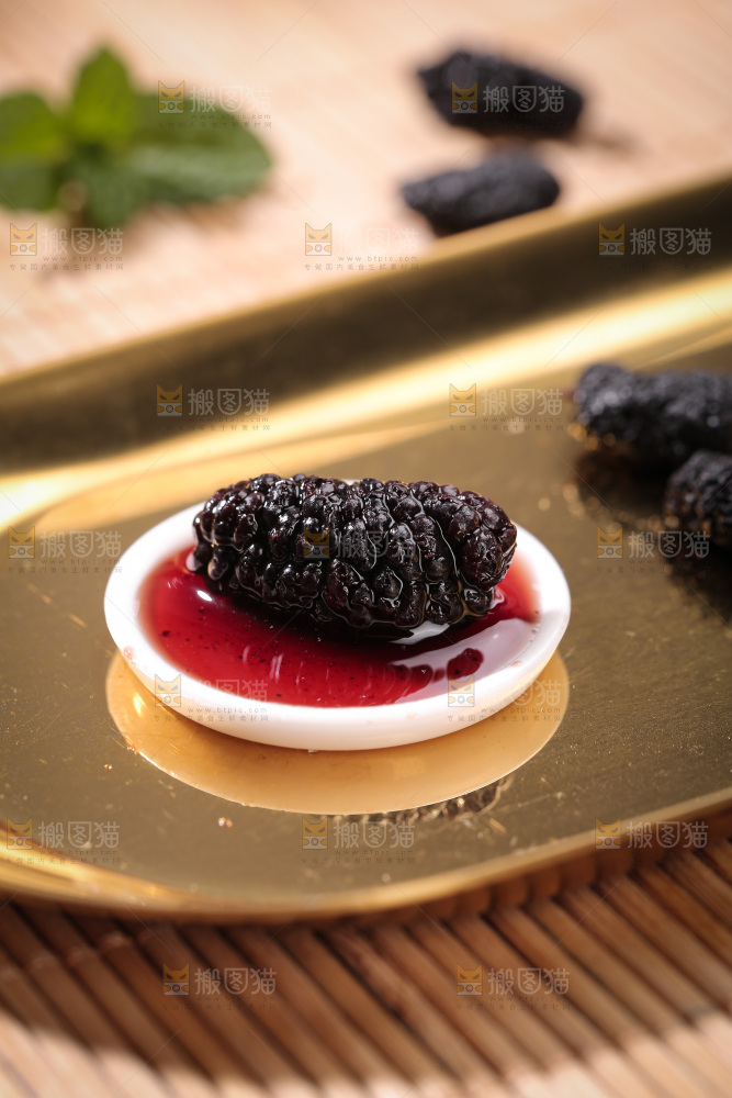 深底上的桑葚干