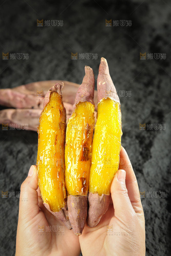 深底上的烤熟红瑶蜜薯
