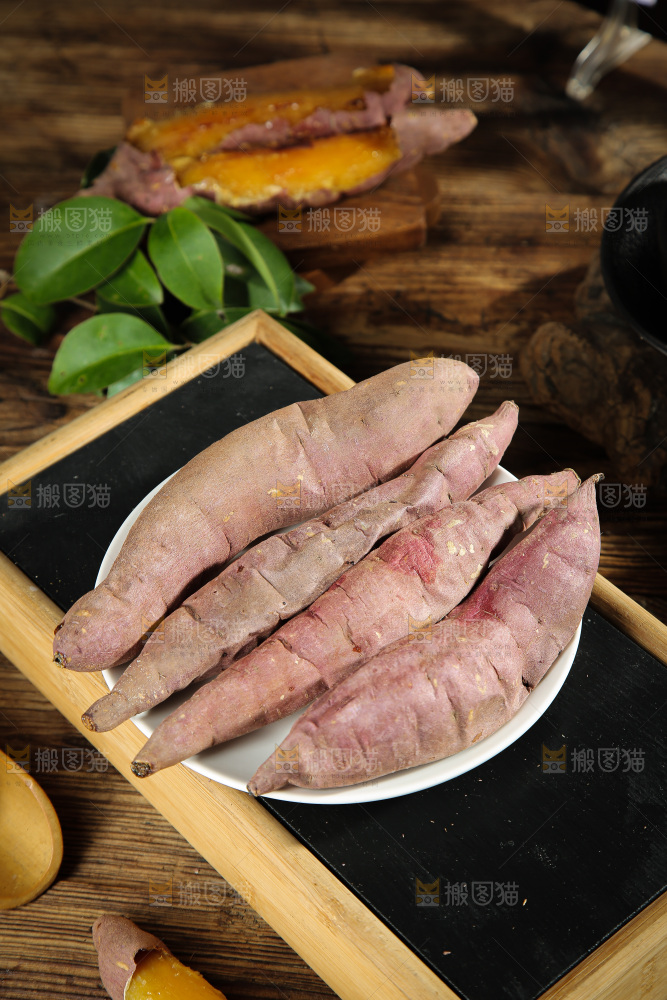 深底上的烤熟红瑶蜜薯