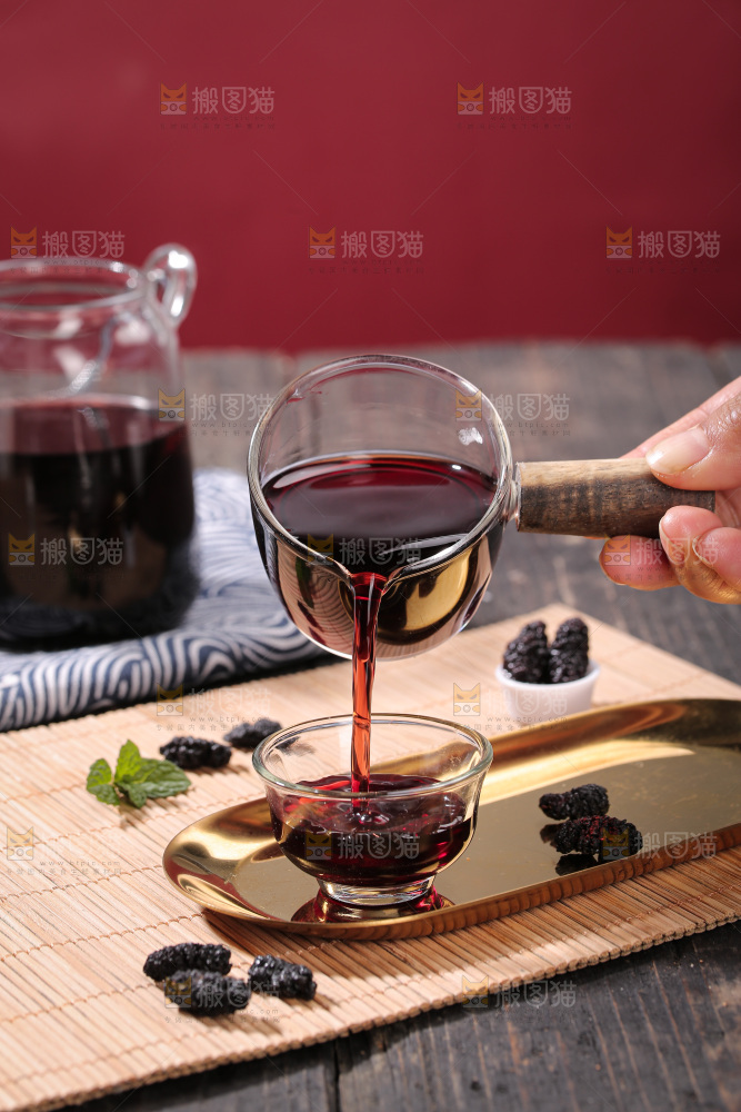 深底上的桑葚干