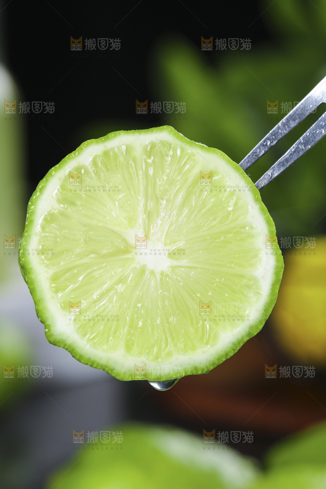 深底上的香水柠檬