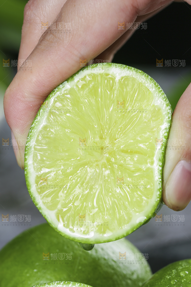 深底上的香水柠檬