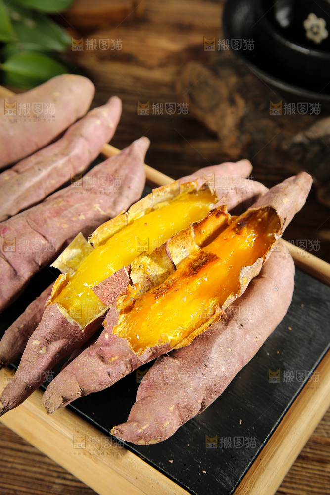 深底上的烤熟红瑶蜜薯