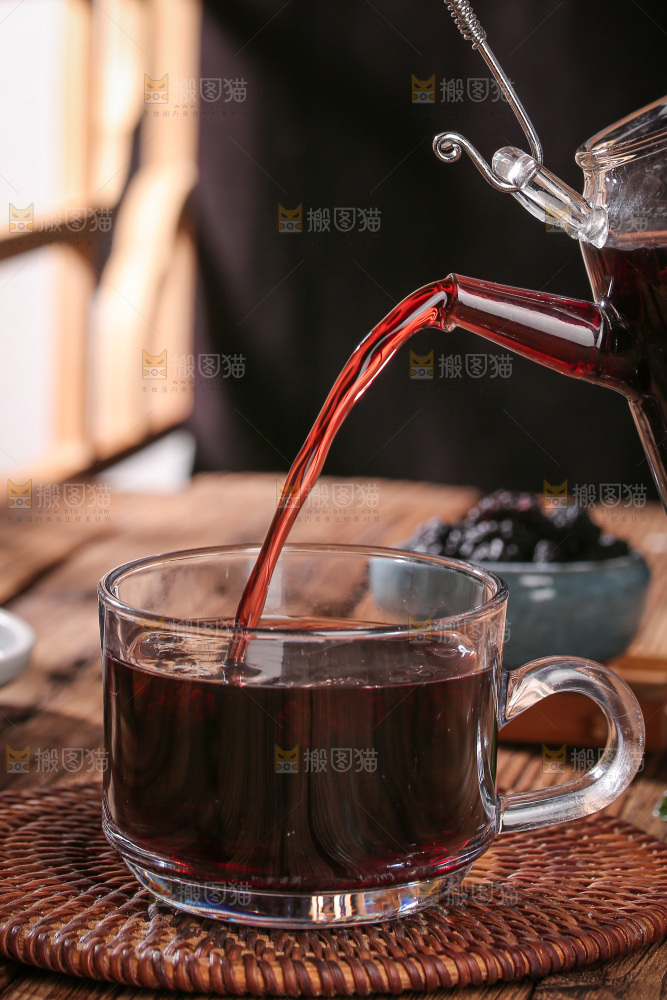 深底上的桑葚干