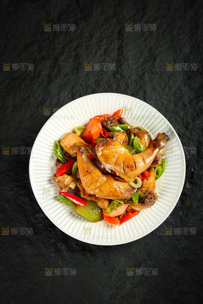 深底上的风干鸡菜品