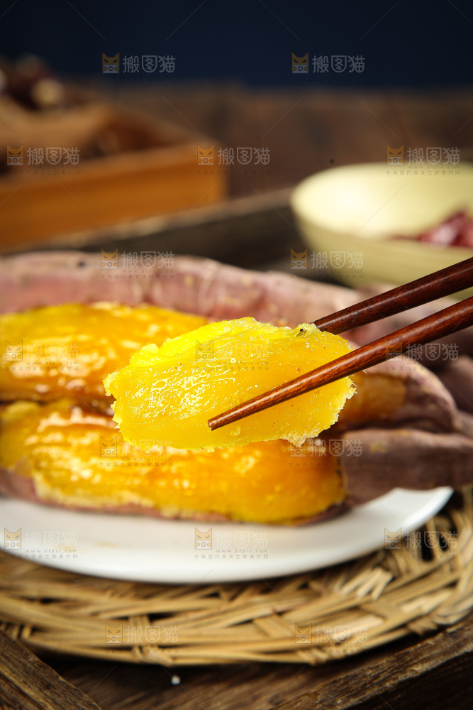 深底上的烤熟红瑶蜜薯