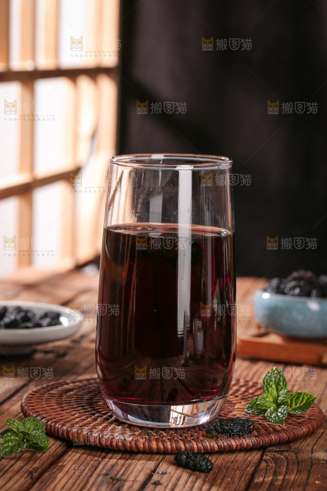 深底上的桑葚干