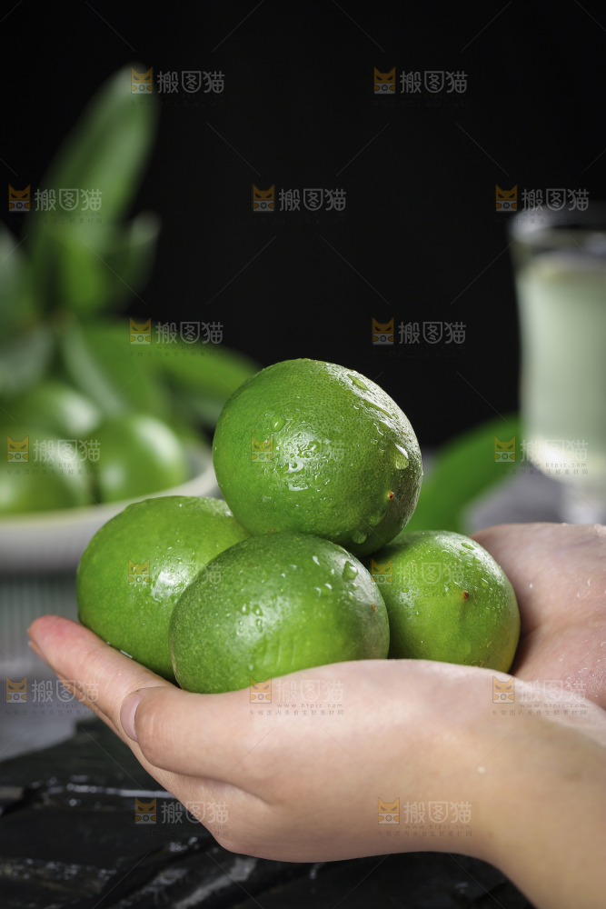 深底上的香水柠檬