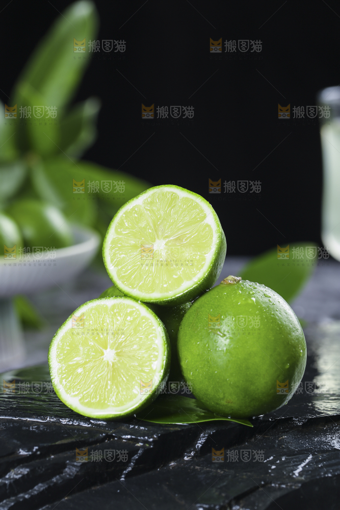 深底上的香水柠檬