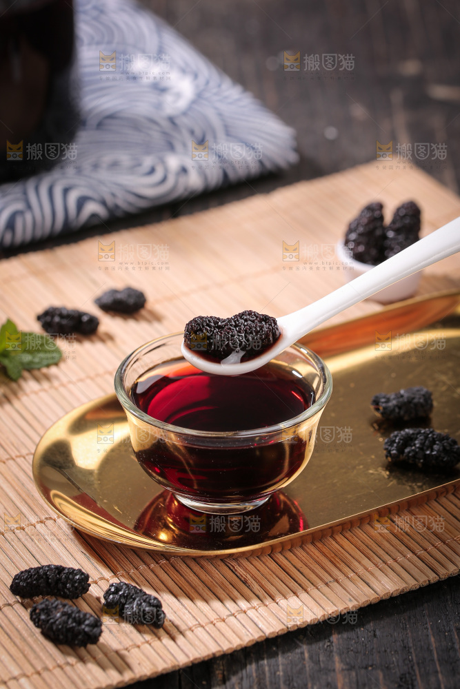 深底上的桑葚干