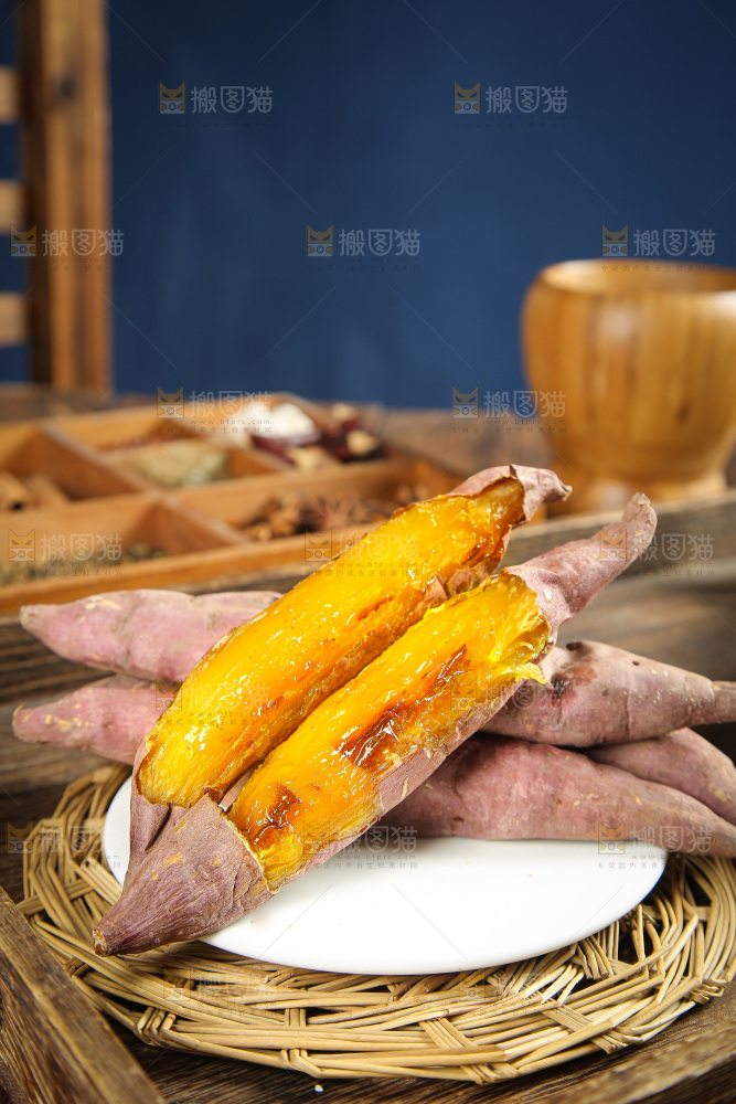 深底上的烤熟红瑶蜜薯