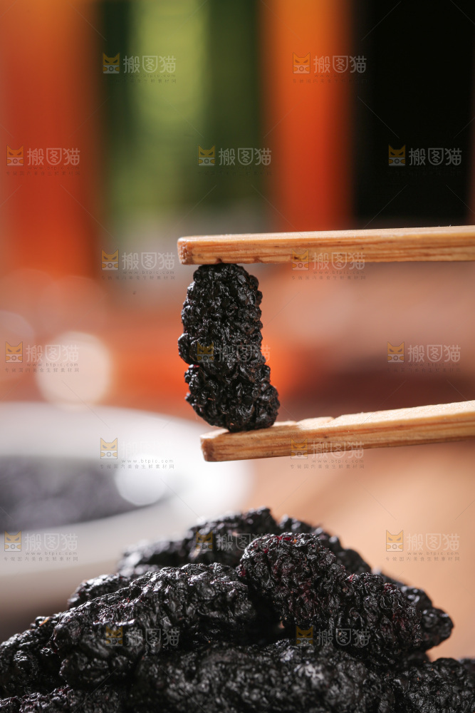 深底上的桑葚干