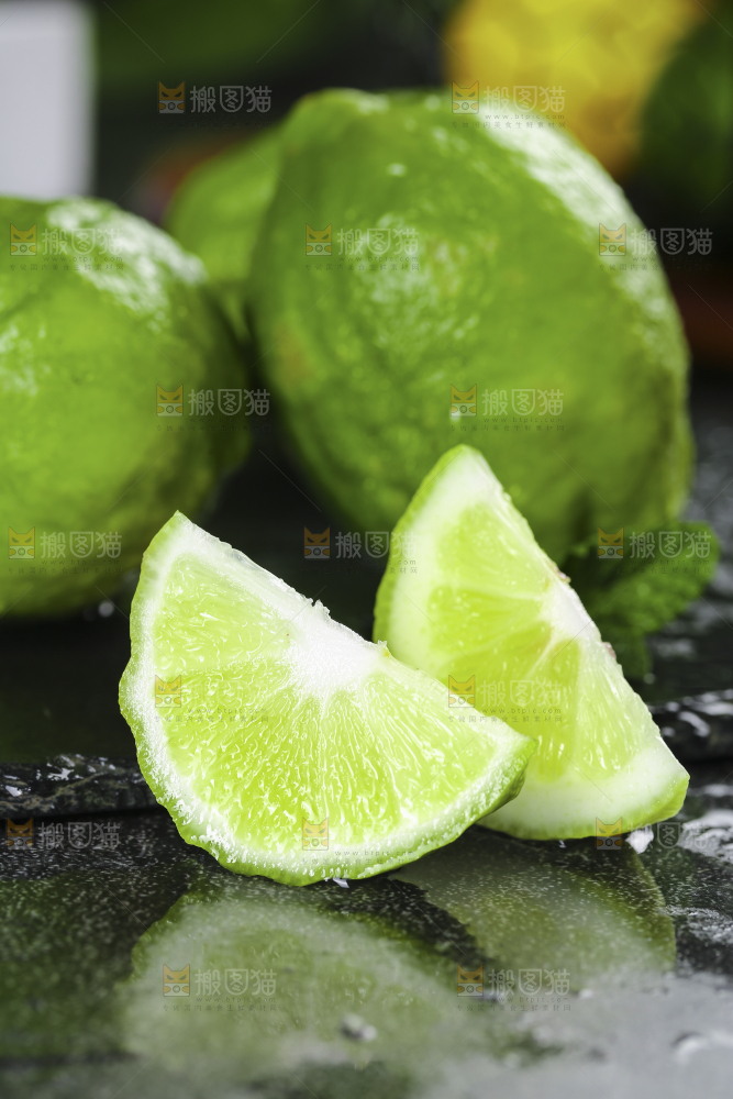 深底上的香水柠檬
